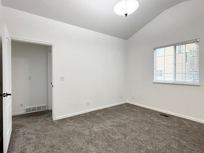 Building Photo - Beautiful Draper Townhome at Bella Monte!