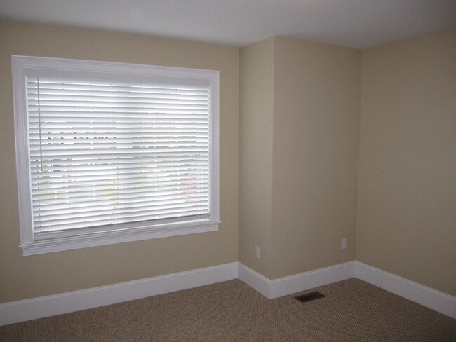 Building Photo - 15 Hialeah Ln