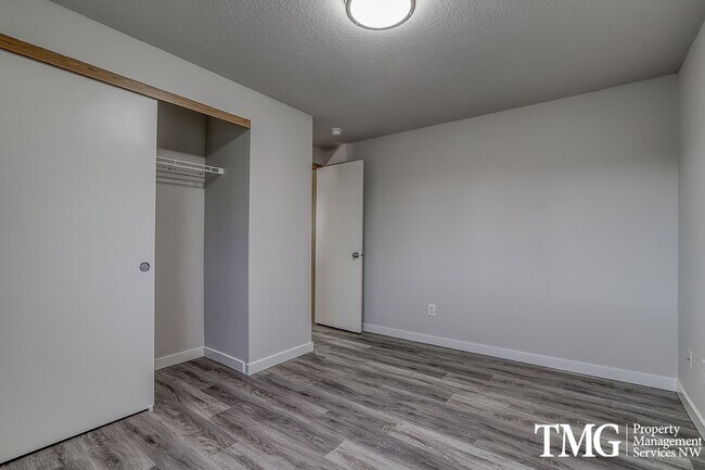 Building Photo - Spacious 4 Bedroom/2.5 Bath Hazell Dell Home!