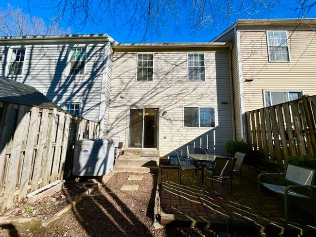 Building Photo - Spacious and bright 3BR/2.5BA townhouse wi...