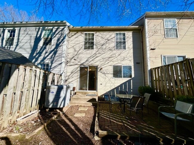 Building Photo - Spacious and bright 3BR/2.5BA townhouse with enclosed back patio