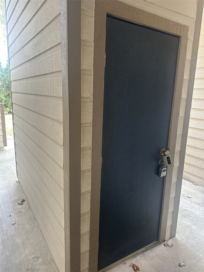 Building Photo - 7009 N Holiday Dr