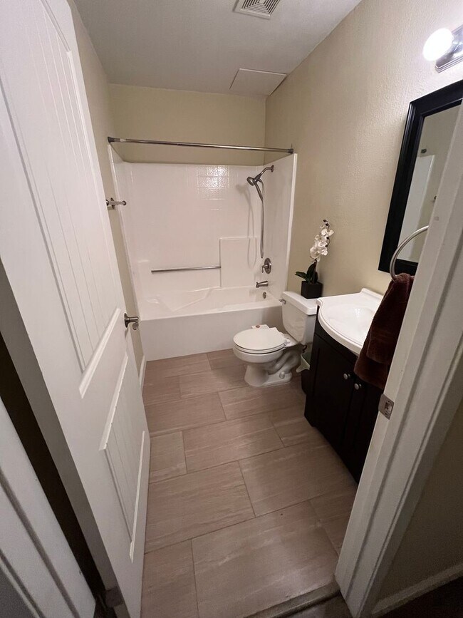 Building Photo - Darling 2+2 Condo W/Views + Amenities in g...