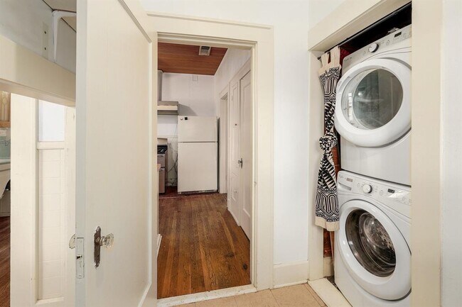 Building Photo - 1804 Kenwood Ave