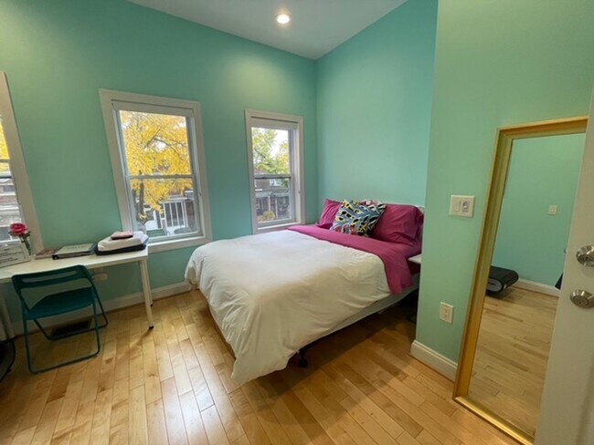 Building Photo - Stylishly Renovated 3 bedroom, 2.5 bath wi...