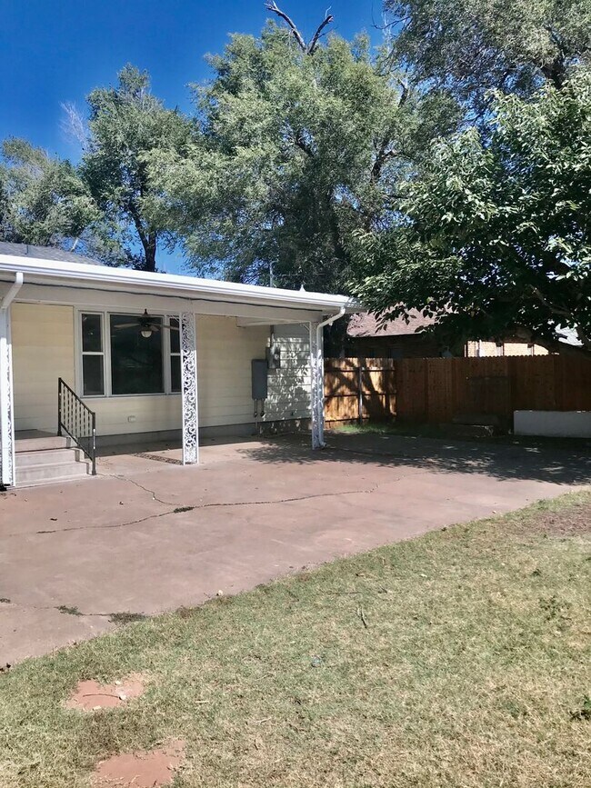 Building Photo - 4 Bedroom, 2 Bath in Sunset Terrace!