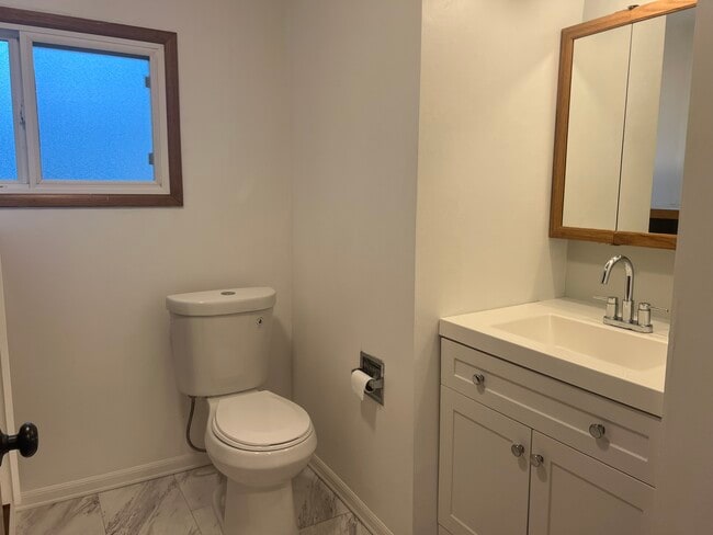 Building Photo - 929 E 57th St