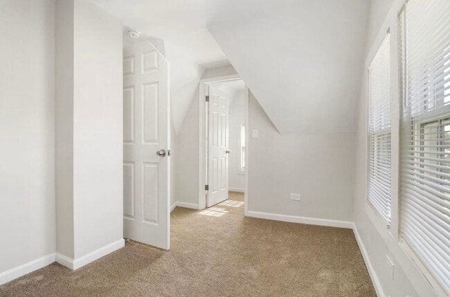Building Photo - 114 Beachview Dr