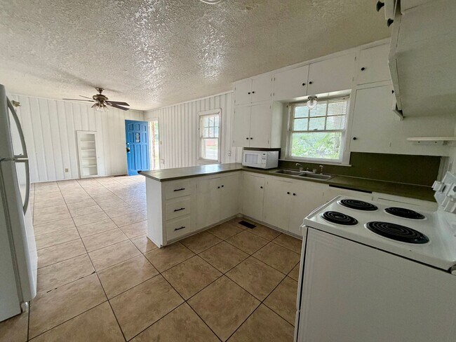 Building Photo - 3 Bedroom and 1 Bathroom Home for rent in Shawnee