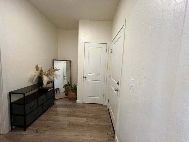 Building Photo - Three bedrooms and two bathrooms in Hanford, CA
