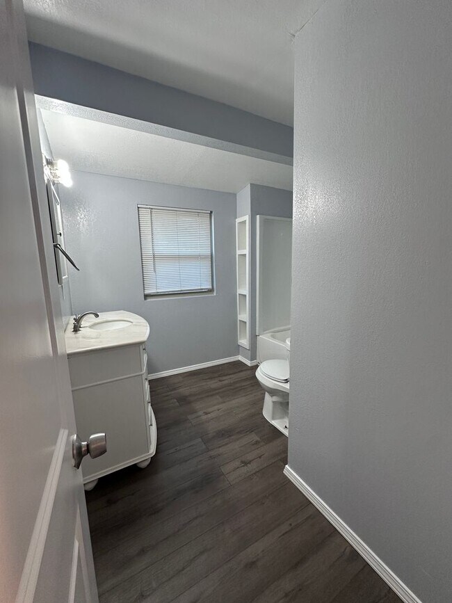 Building Photo - Large Canyon Home