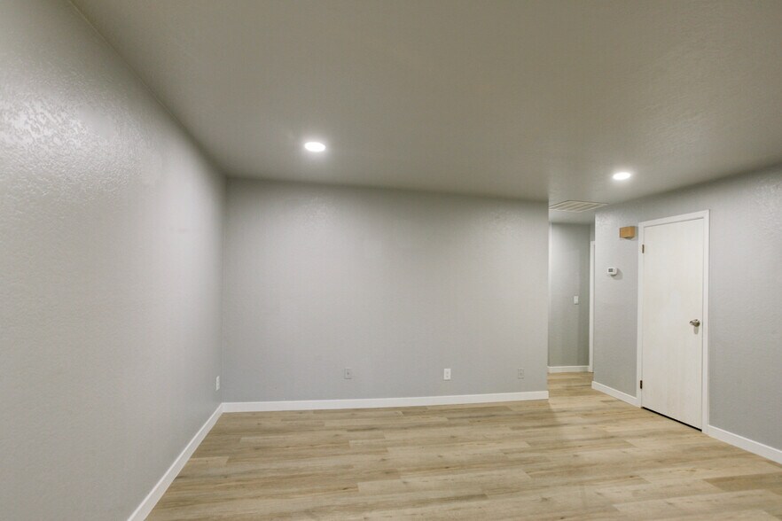 Building Photo - 1806 W 21st Ave