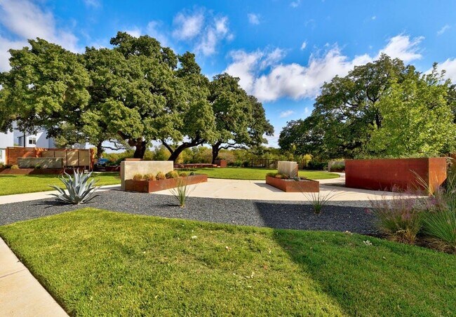 Building Photo - 801 N Bluff Dr
