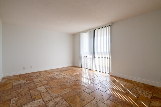 Building Photo - 122 Lakeshore Dr