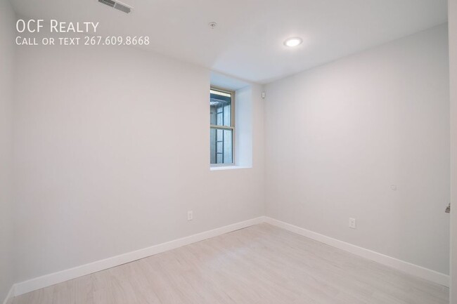 Building Photo - Grays Ferry Three Bedroom with Private Patio