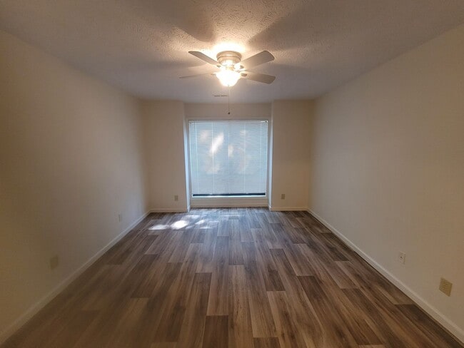 Building Photo - 2 bedroom Ground Floor!