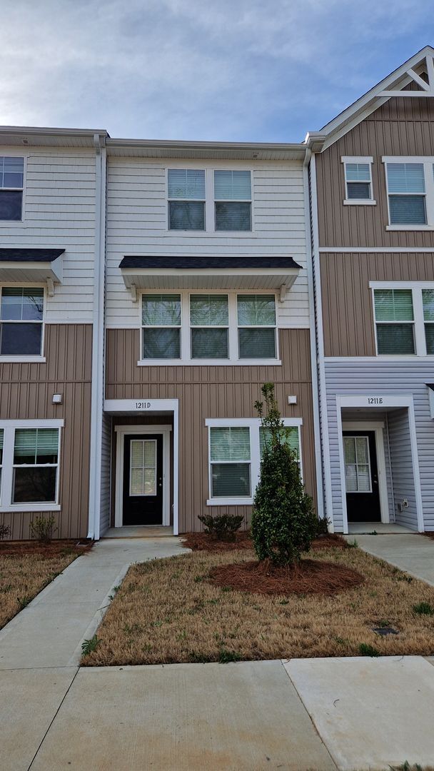Building Photo - 1211 Briarhill Rd