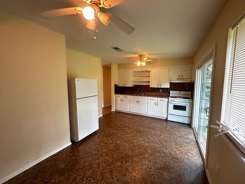 Building Photo - 619 Elm St