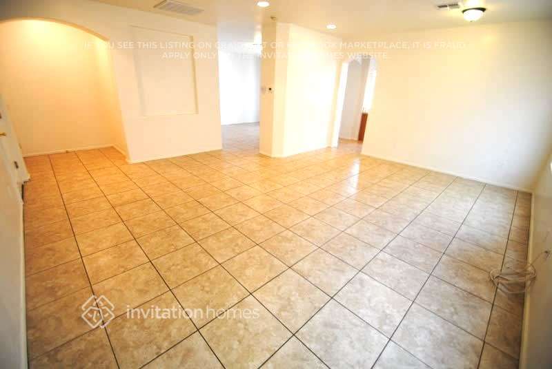 Building Photo - 1645 E Illini St