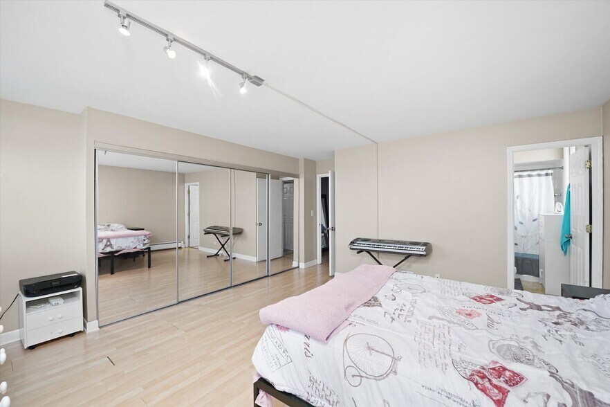 Building Photo - 6325 N Sheridan Rd