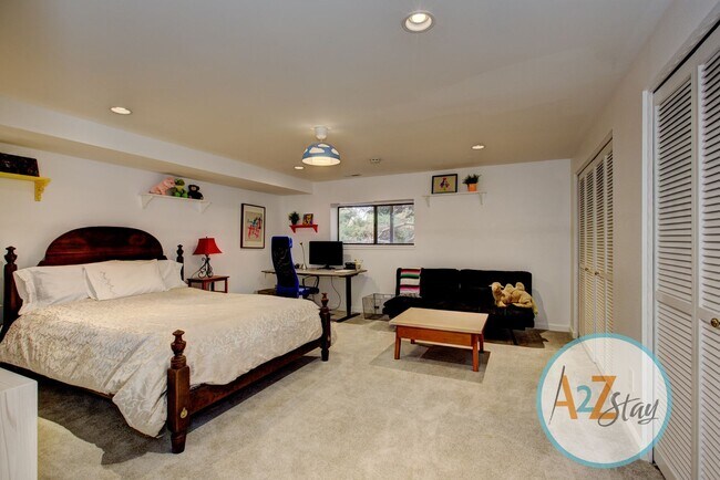 Building Photo - Executive Rental in North End Foothills