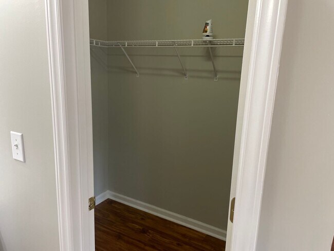 Building Photo - 3 bedroom/2 bathroom home with one-car gar...