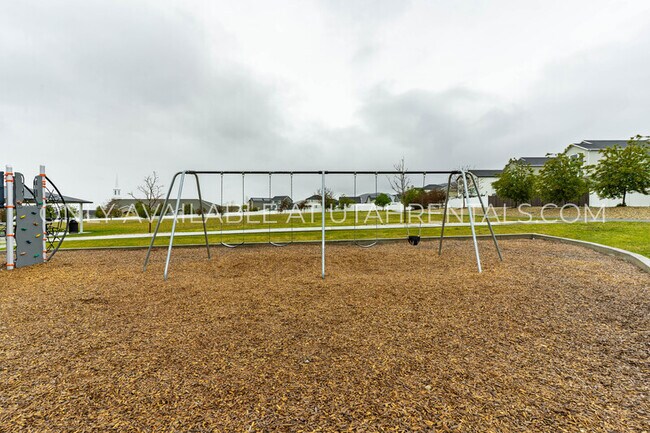Building Photo - 4143 N Fairfield Dr