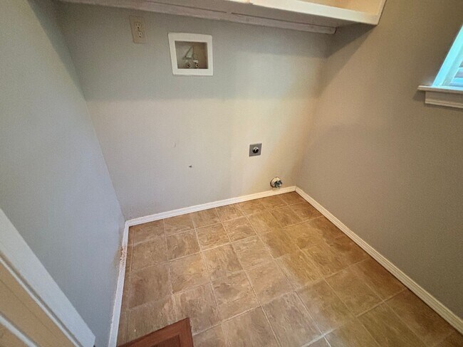 Building Photo - 2 bedroom 1 bathroom house in Downtown Edmond with central heat and air and washer/dryer hookup
