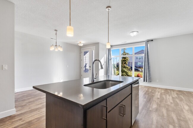 Building Photo - 7447 SE Chinquapin Dr