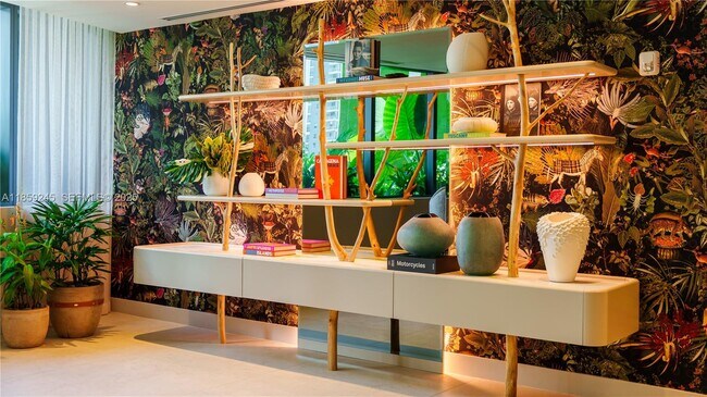 Building Photo - 700 NE 24th St