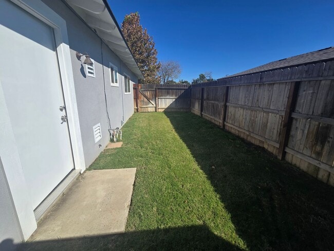 Building Photo - 2 Br 1 Ba available Now
