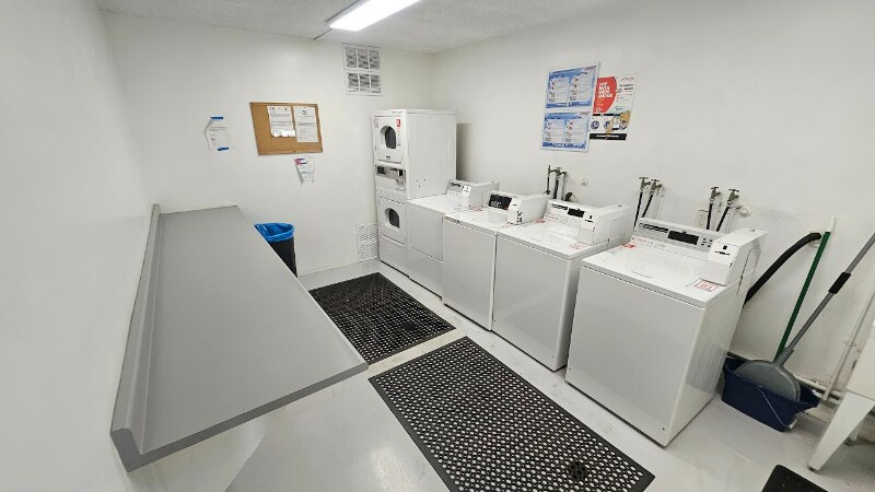 Building Photo - 11030 Moorpark St