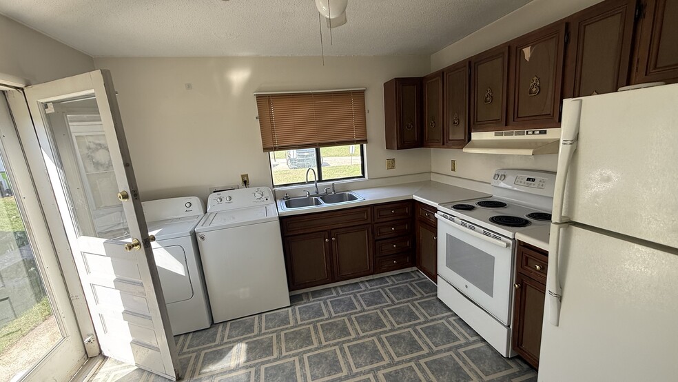 Building Photo - 820 E Tipton St