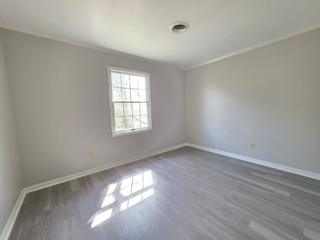 Building Photo - 830 Larch Way