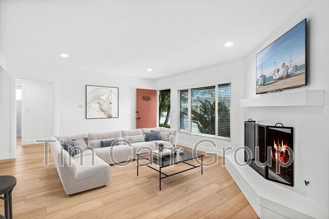 Building Photo - 526 Irvine Ave