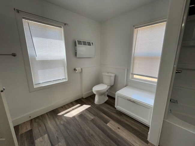 Building Photo - 3 Bedroom 1 Bath Beautiful House with Fenced Yard & Garage