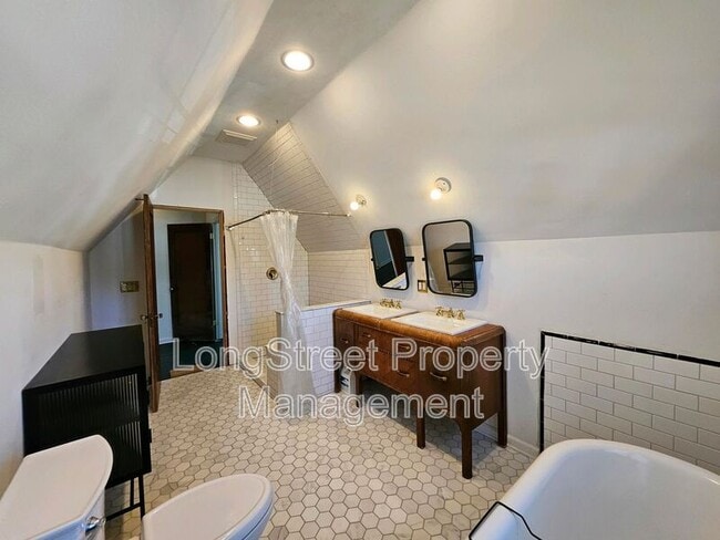 Building Photo - 224 N Russet St