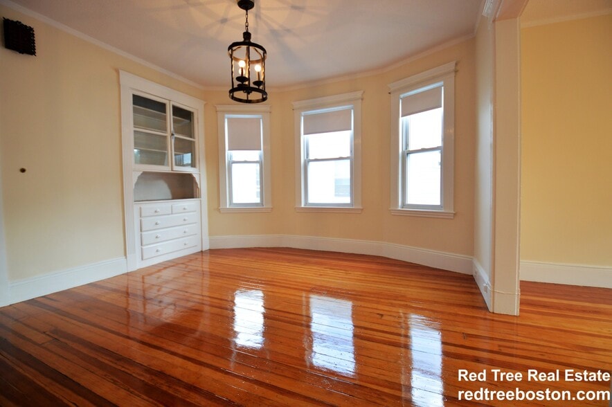 Building Photo - 39 Montfern Ave