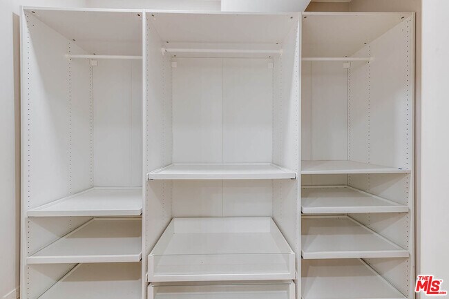 Building Photo - 2222 Ave of the Stars