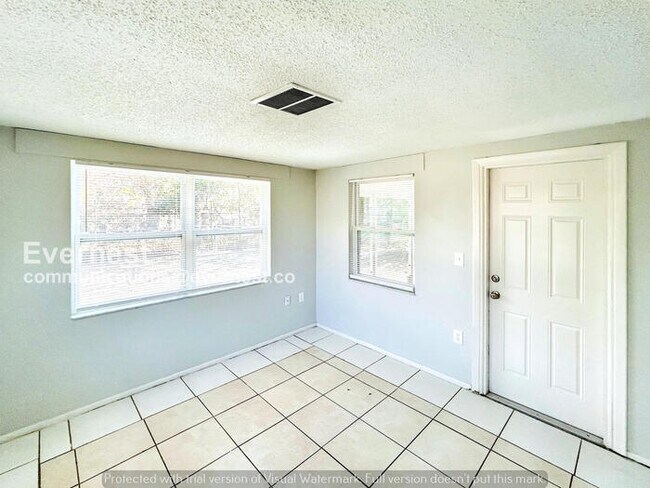 Building Photo - 2 Bed/1 Bath Home with Garage / Pet-Friendly / Coming Soon!