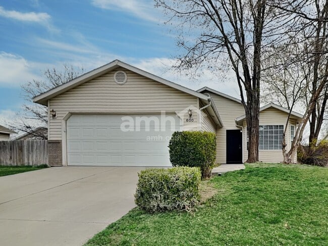 Building Photo - 600 S Queens Dr