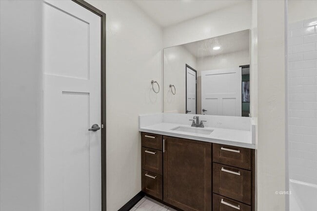 Building Photo - 1879 W Peppertree Dr