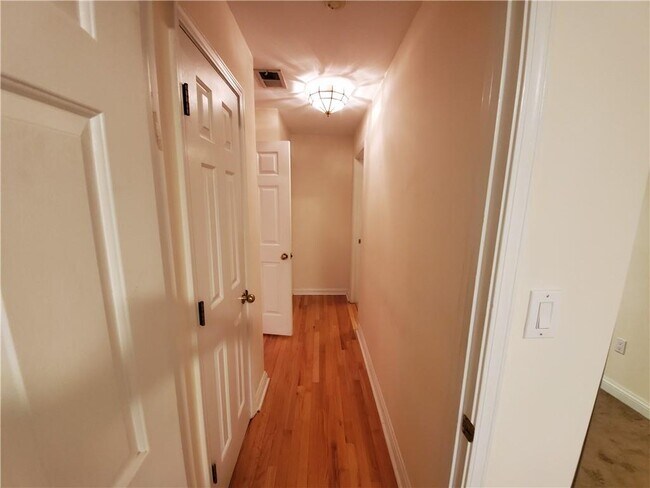 Building Photo - 4209 Pine Heights Dr NE