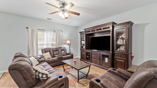 Building Photo - Spacious 3BR Home with Fenced Yard Near Ft. Stewart
