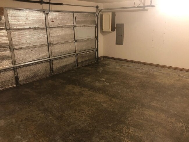 Building Photo - Spacious Single Level 3bd 2.75bath available Dec. 9th