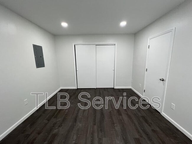 Building Photo - 731 Main St