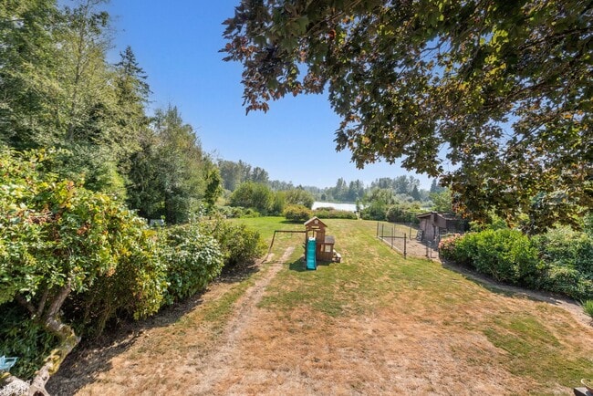 Building Photo - Peaceful Lakefront Living in Kirkland