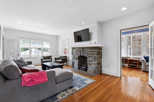 Building Photo - *Beautifully Updated & Spacious 4BD/4BA Si...