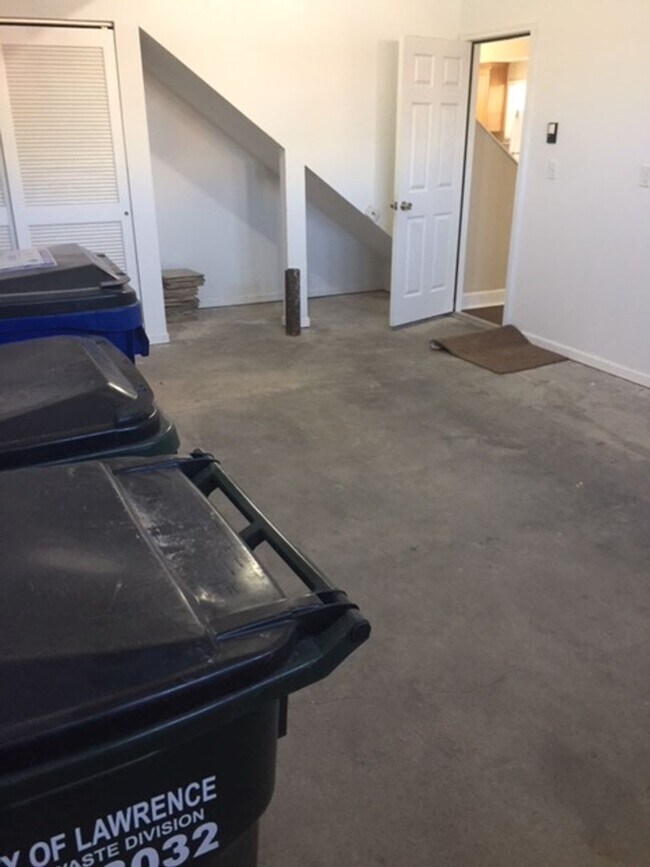 Building Photo - Amazing 4 x 3.5 home by Clinton Lake