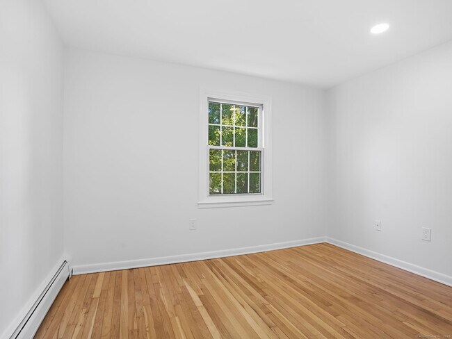 Building Photo - 240 Sunnyridge Ave